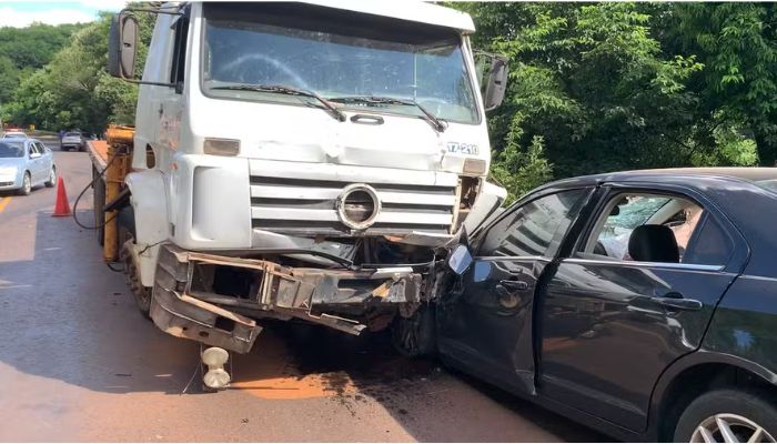 Grave acidente entre caminhão e três carros mata duas mulheres e uma criança em estrada do Paraná